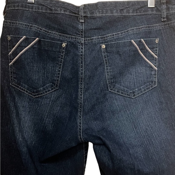 Gloria Vanderbilt all-around slimming effect capri jeans. - Picture 3 of 5